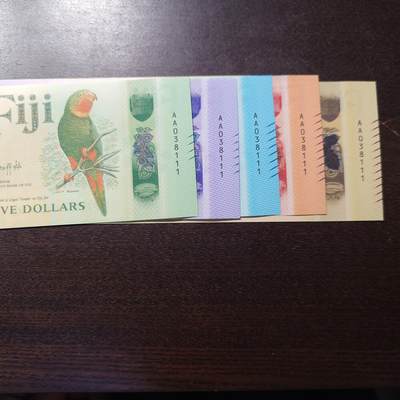 世界钱币～微拍第221期暨2025年第61期  最新货品（群里先挑剩）选购 - 2025年斐济5/10/20/50/100 五张AA冠全同号无47豹子号111 全新绝品裸钞