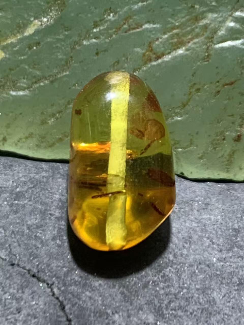 乌克兰花珀随形珠一个。