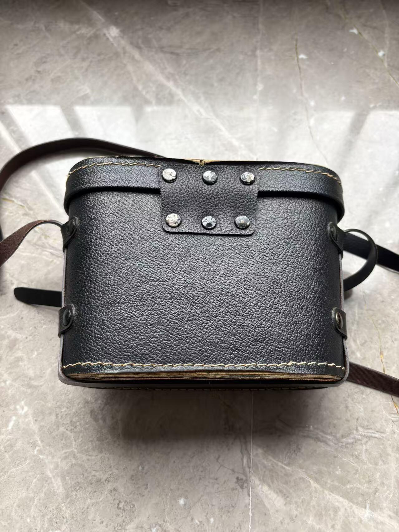 盛世勋华——号角文化勋章邮票专场拍卖第297期 英国Glider牌8×30望远镜为英国老牌经典款，采用保罗式光学结构，8倍放大倍率搭配30mm物镜，成像锐利、视野适中。镜身用耐磨纹理材质打造，配原厂皮质收纳盒，整体无瑕疵，藏品完整性佳。