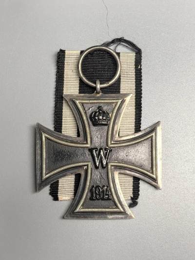 小驴勋章奖章收藏12月27日周六晚六点拍卖（珍爱和平，收藏战争，铭记历史，勿忘国耻，忠党爱国。有偿代拍，送拍规则在简介最后，参拍须阅读规则后再参拍，关系到运费包装发货时效真假辨别等关键信息，拍卖时不再发原图，看大图店主微信码在拍卖店铺介绍里） - 一战二级铁十字勋章，铁质核心黑漆，好品