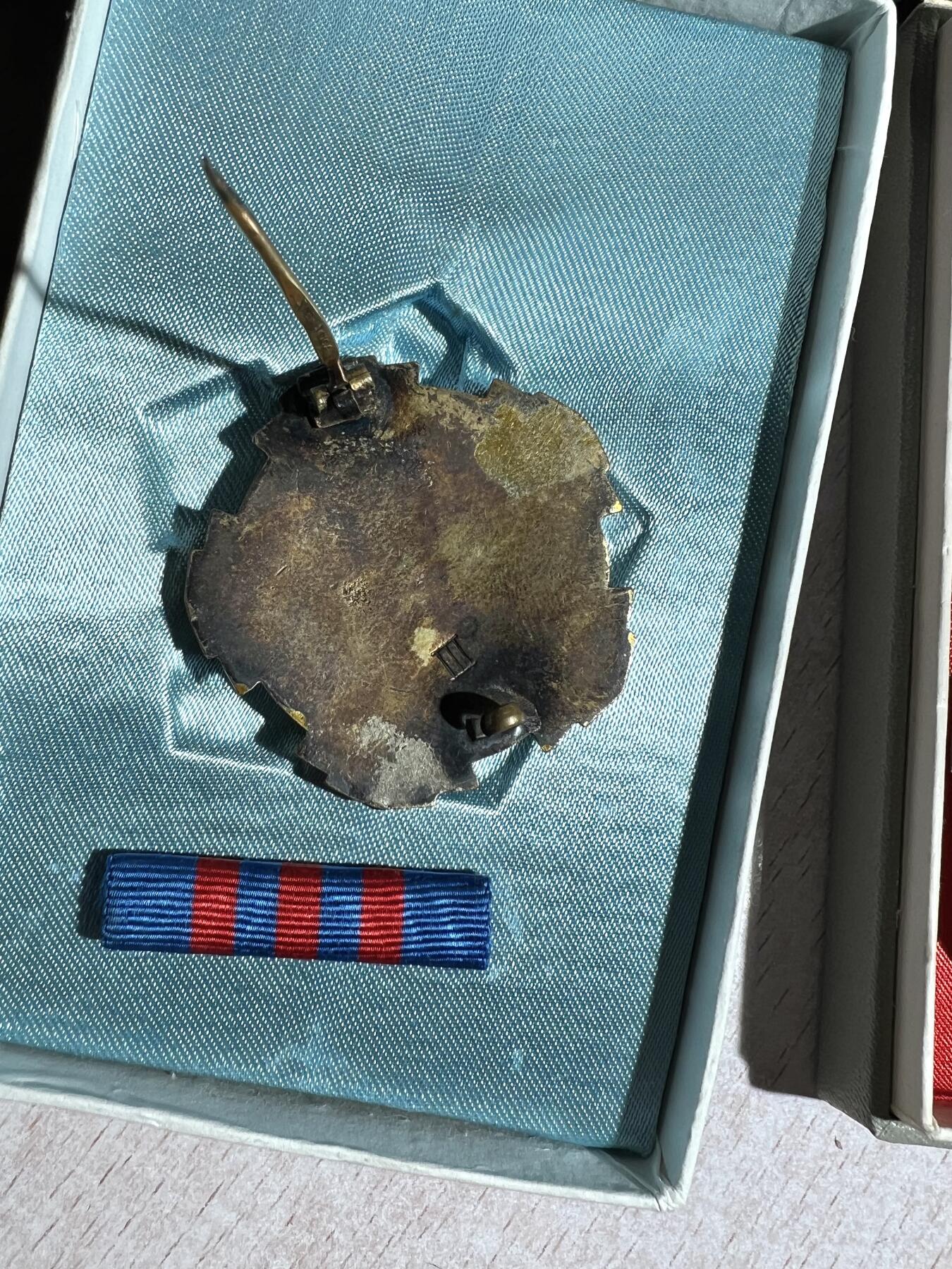 大猫徽章拍卖第285期 南斯拉夫二级三级劳动勋章一组 原盒