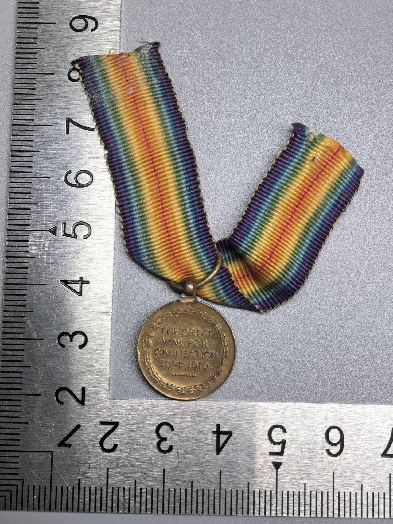 小驴勋章奖章收藏12月27日周六晚六点拍卖（珍爱和平，收藏战争，铭记历史，勿忘国耻，忠党爱国。有偿代拍，送拍规则在简介最后，参拍须阅读规则后再参拍，关系到运费包装发货时效真假辨别等关键信息，拍卖时不再发原图，看大图店主微信码在拍卖店铺介绍里） 英国一战胜利奖章迷你章