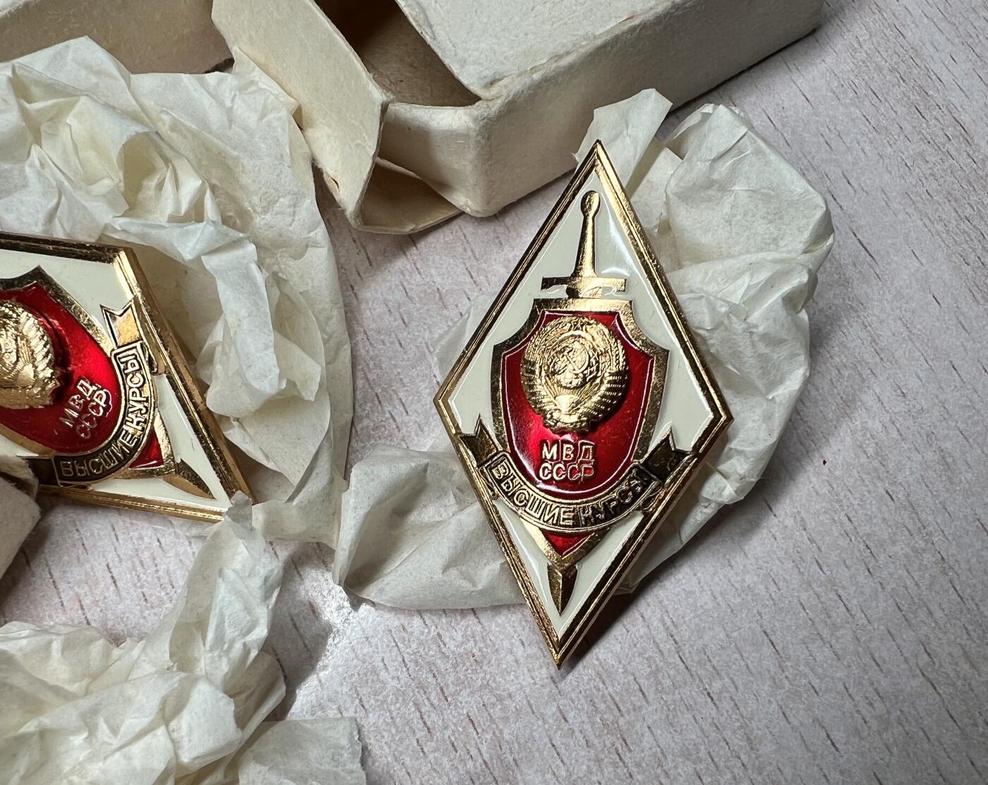 大猫徽章拍卖第285期 苏联内务部高等军事学校校徽一组六枚 材质：铜 原盒