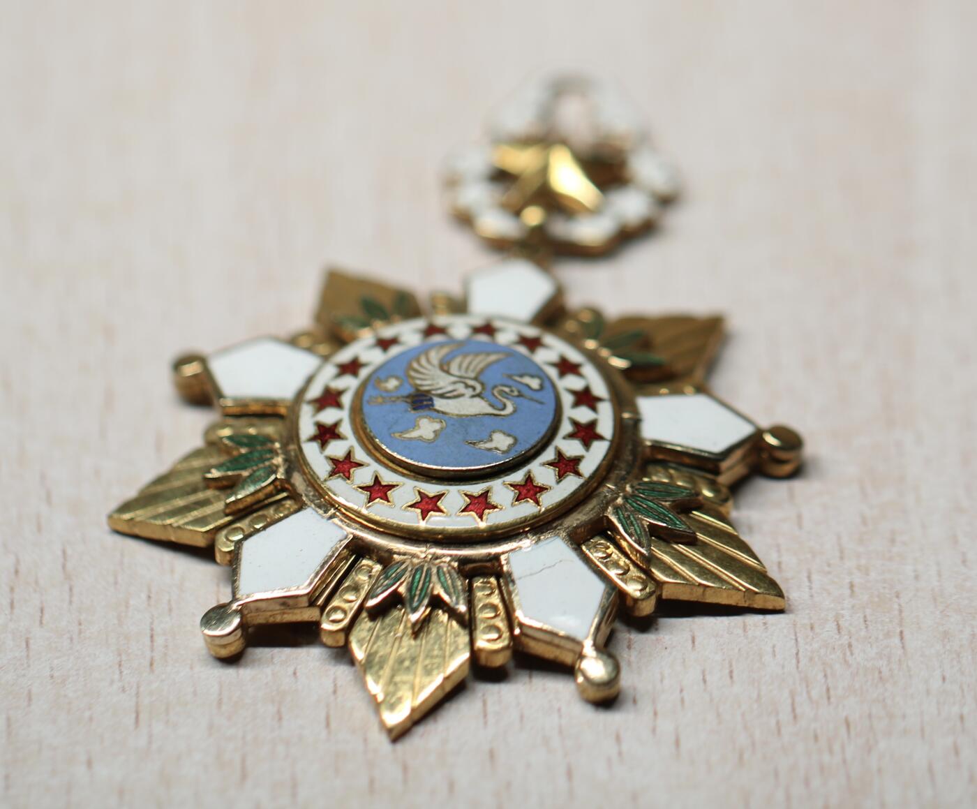 大猫徽章拍卖第285期 大韩民国一等勤务功劳勋章 正副章一套