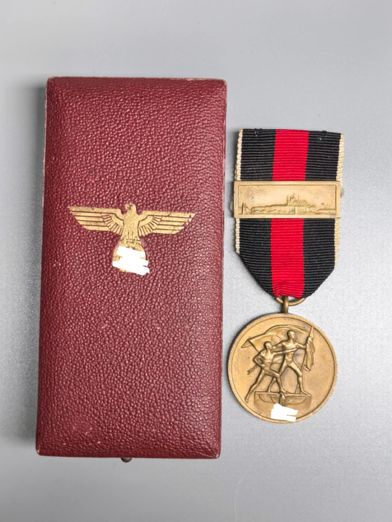 小驴勋章奖章收藏12月27日周六晚六点拍卖（珍爱和平，收藏战争，铭记历史，勿忘国耻，忠党爱国。有偿代拍，送拍规则在简介最后，参拍须阅读规则后再参拍，关系到运费包装发货时效真假辨别等关键信息，拍卖时不再发原图，看大图店主微信码在拍卖店铺介绍里） 得三苏台德回归奖章带布拉格勋饰条带盒