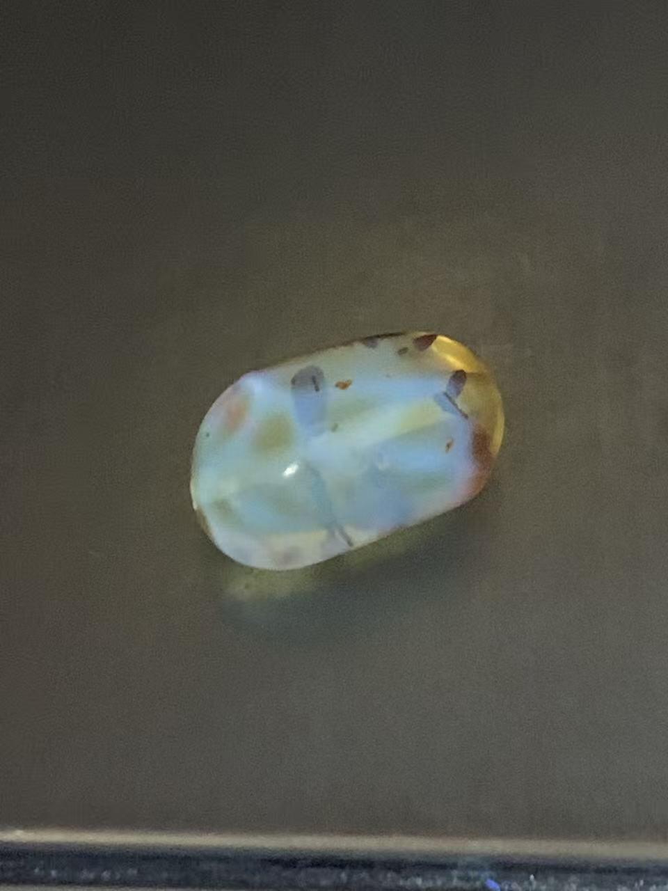 乌克兰花珀随形珠一个。