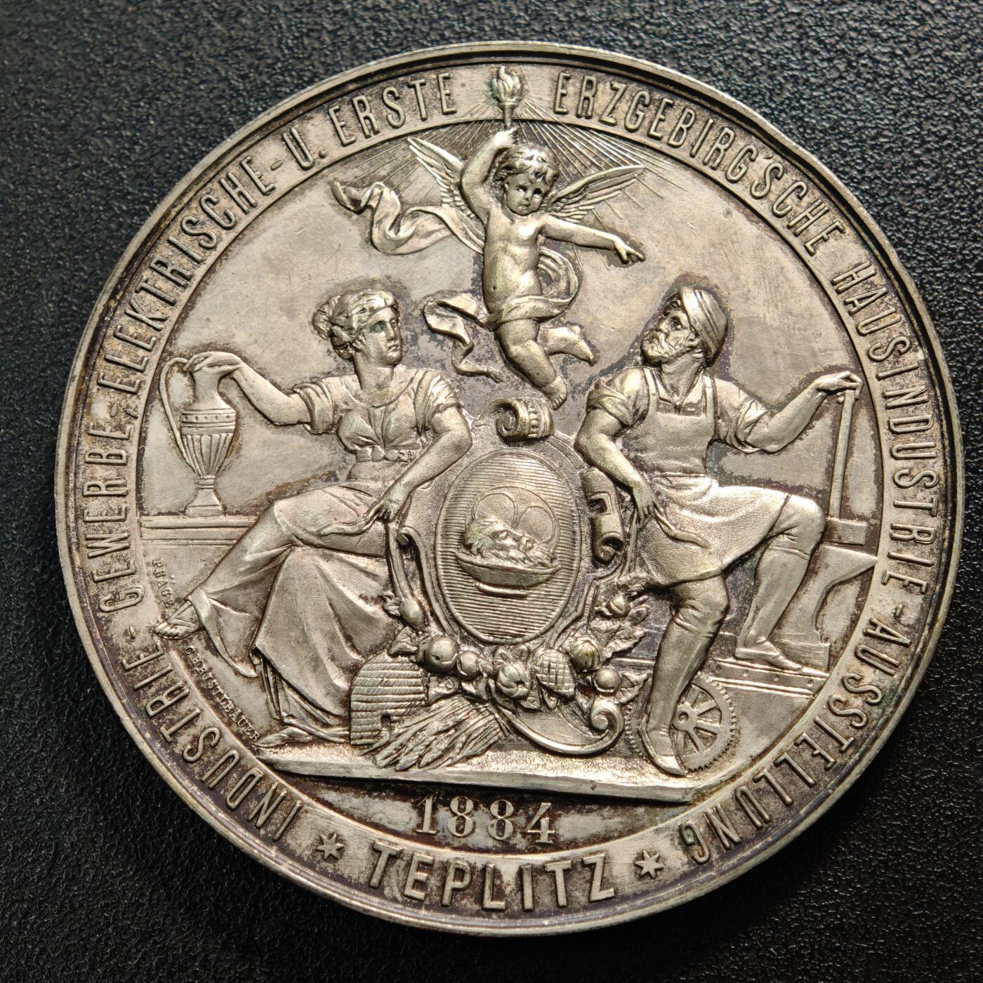 【德藏】世界币章拍卖第159期(元旦专场拍卖) 1884年 德国特普利茨厄尔士山脉首届电气与家庭工业博览会纪念镀银大铜章 图案立体 浮雕感强 直径约：60.5mm；重约：78.3g