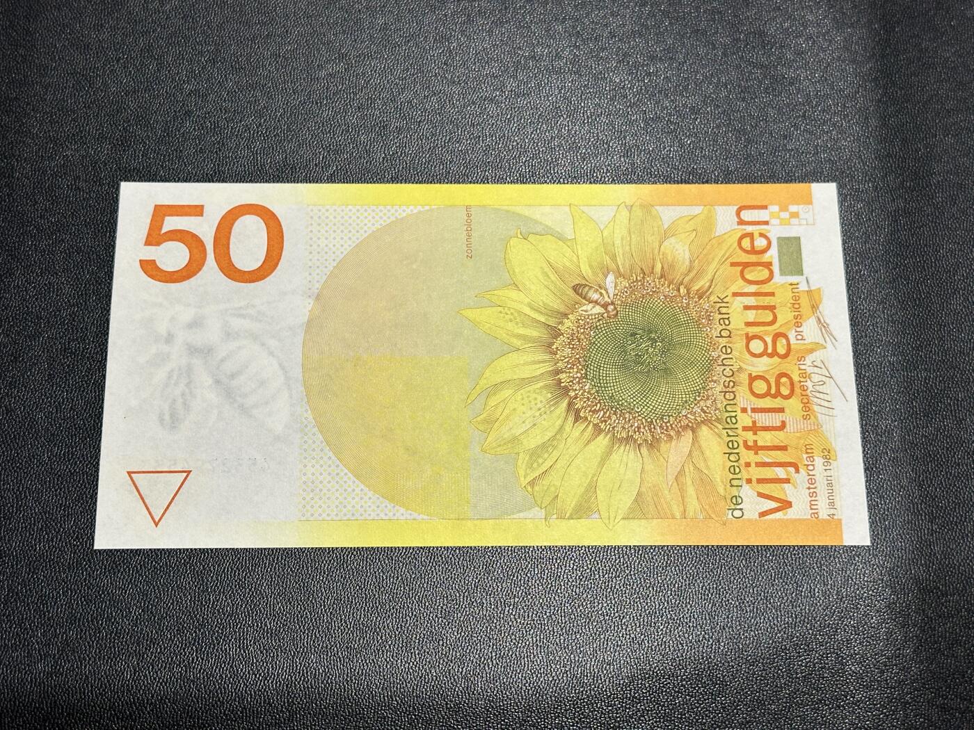 《外钞收藏家》第五百九十七期（年底收官场）（本平台长期征集拍品、欢迎藏友们联系合作）