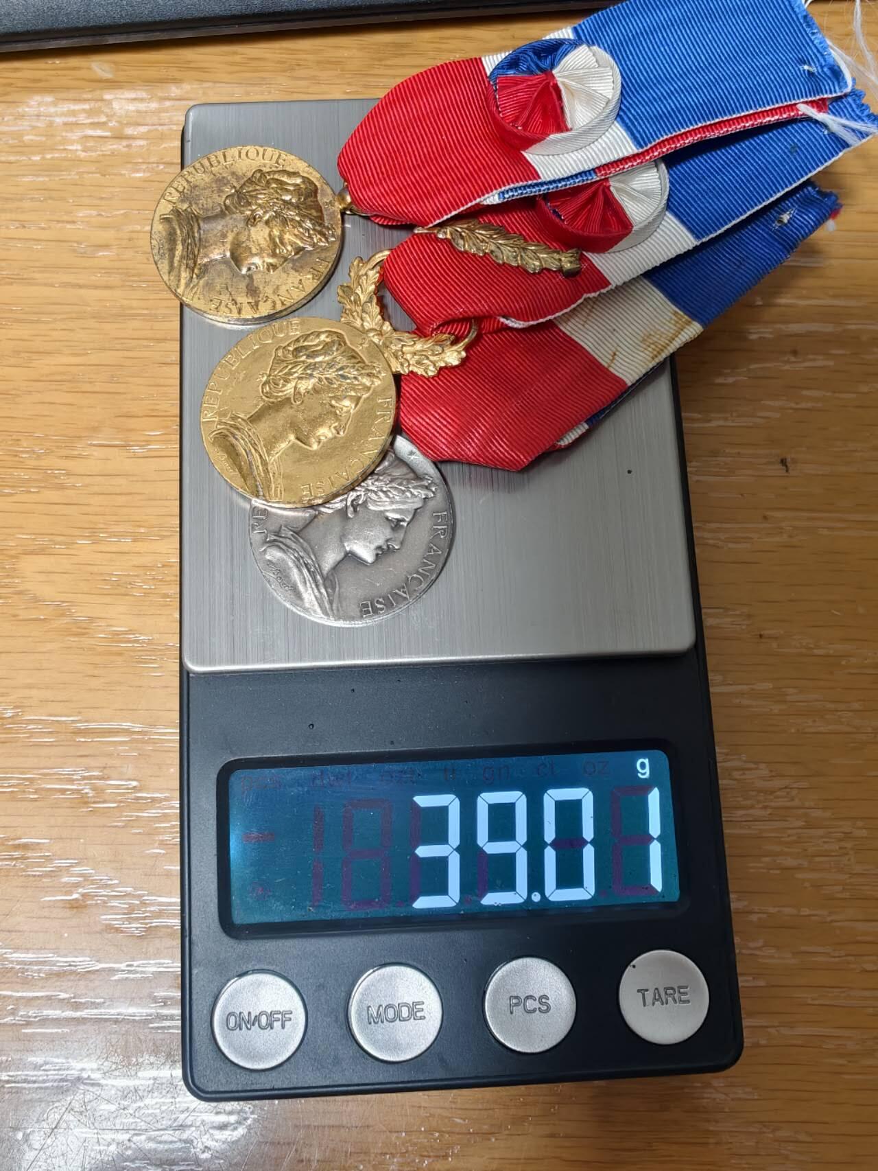 勋章奖章交易所2025年12月28拍卖 法国劳动奖章一组，同一人三个级别，银质镀金