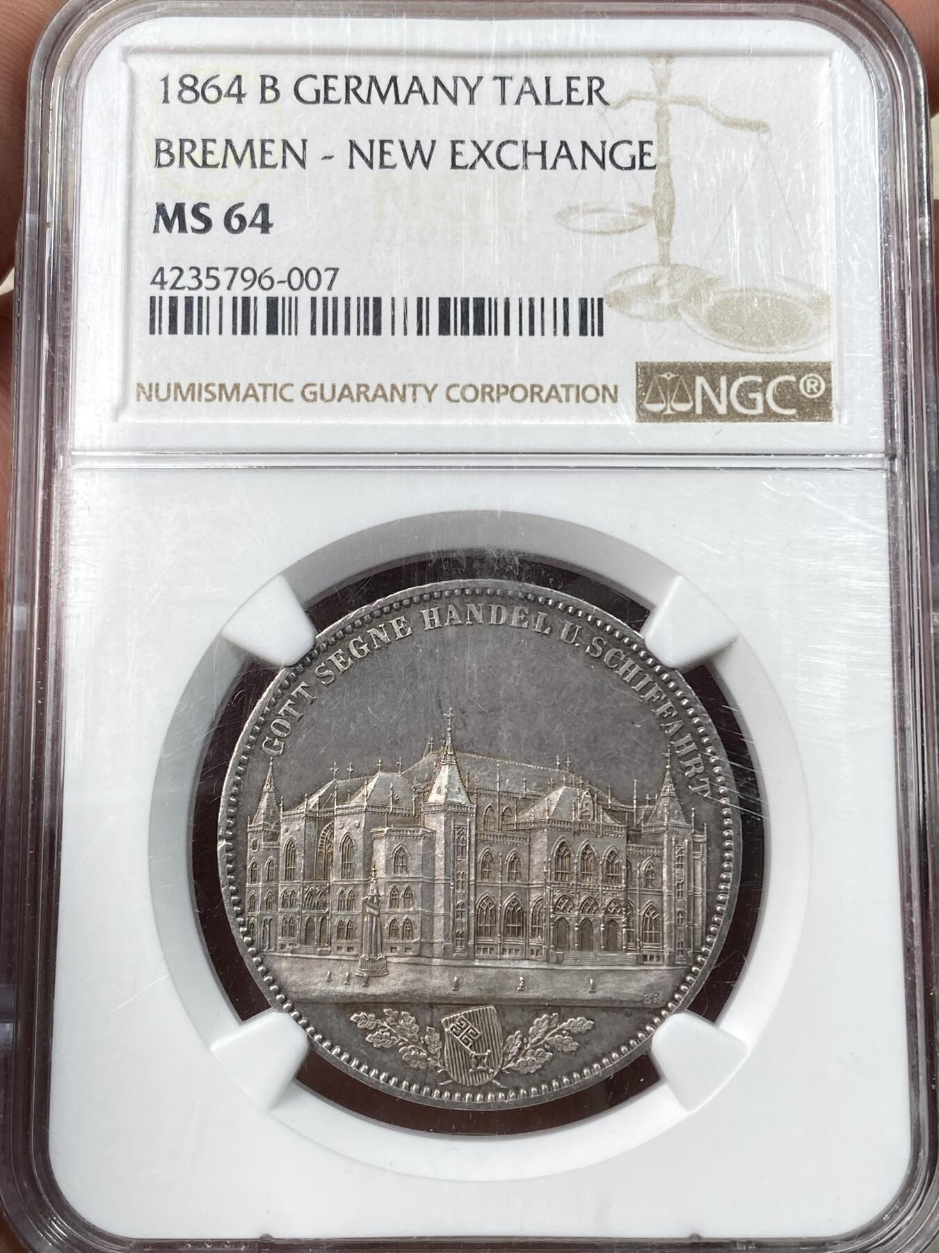 万国钱币拍卖第058期（万国新年大拍） NGC MS64 1864年不莱梅证券交易所泰勒 不莱梅自由市名誉品种 汉诺威造币厂精工之作 为庆祝不莱梅交易所的成立而发行 发行量仅5000枚 高分越来越难的品种 优雅淡彩状态舒适 不莱梅市徽上方刊德文“上帝保佑贸易与航运”这座美丽的新哥特风格建筑在1943年毁于战火 庆幸的是还能在此币上欣赏她的美丽