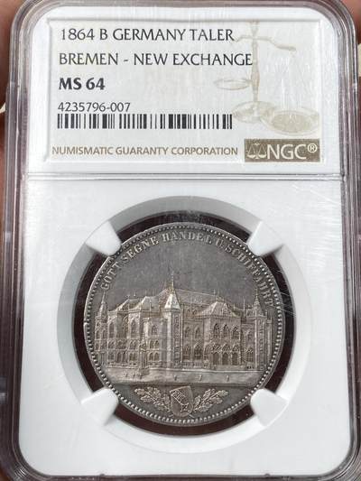 万国钱币拍卖第058期（万国新年大拍） - NGC MS64 1864年不莱梅证券交易所泰勒 不莱梅自由市名誉品种 汉诺威造币厂精工之作 为庆祝不莱梅交易所的成立而发行 发行量仅5000枚 高分越来越难的品种 优雅淡彩状态舒适 不莱梅市徽上方刊德文“上帝保佑贸易与航运”这座美丽的新哥特风格建筑在1943年毁于战火 庆幸的是还能在此币上欣赏她的美丽