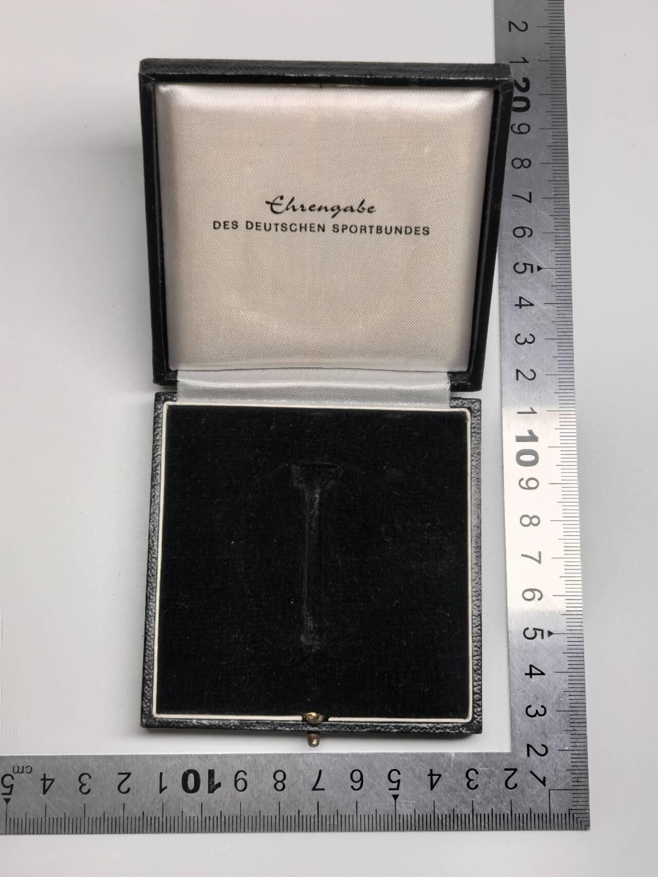 小驴勋章奖章收藏12月27日周六晚六点拍卖（珍爱和平，收藏战争，铭记历史，勿忘国耻，忠党爱国。有偿代拍，送拍规则在简介最后，参拍须阅读规则后再参拍，关系到运费包装发货时效真假辨别等关键信息，拍卖时不再发原图，看大图店主微信码在拍卖店铺介绍里） 印有德国体育协会字样的空盒子，痕迹看着像放的战伤