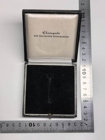 小驴勋章奖章收藏12月27日周六晚六点拍卖（珍爱和平，收藏战争，铭记历史，勿忘国耻，忠党爱国。有偿代拍，送拍规则在简介最后，参拍须阅读规则后再参拍，关系到运费包装发货时效真假辨别等关键信息，拍卖时不再发原图，看大图店主微信码在拍卖店铺介绍里） - 印有德国体育协会字样的空盒子，痕迹看着像放的战伤