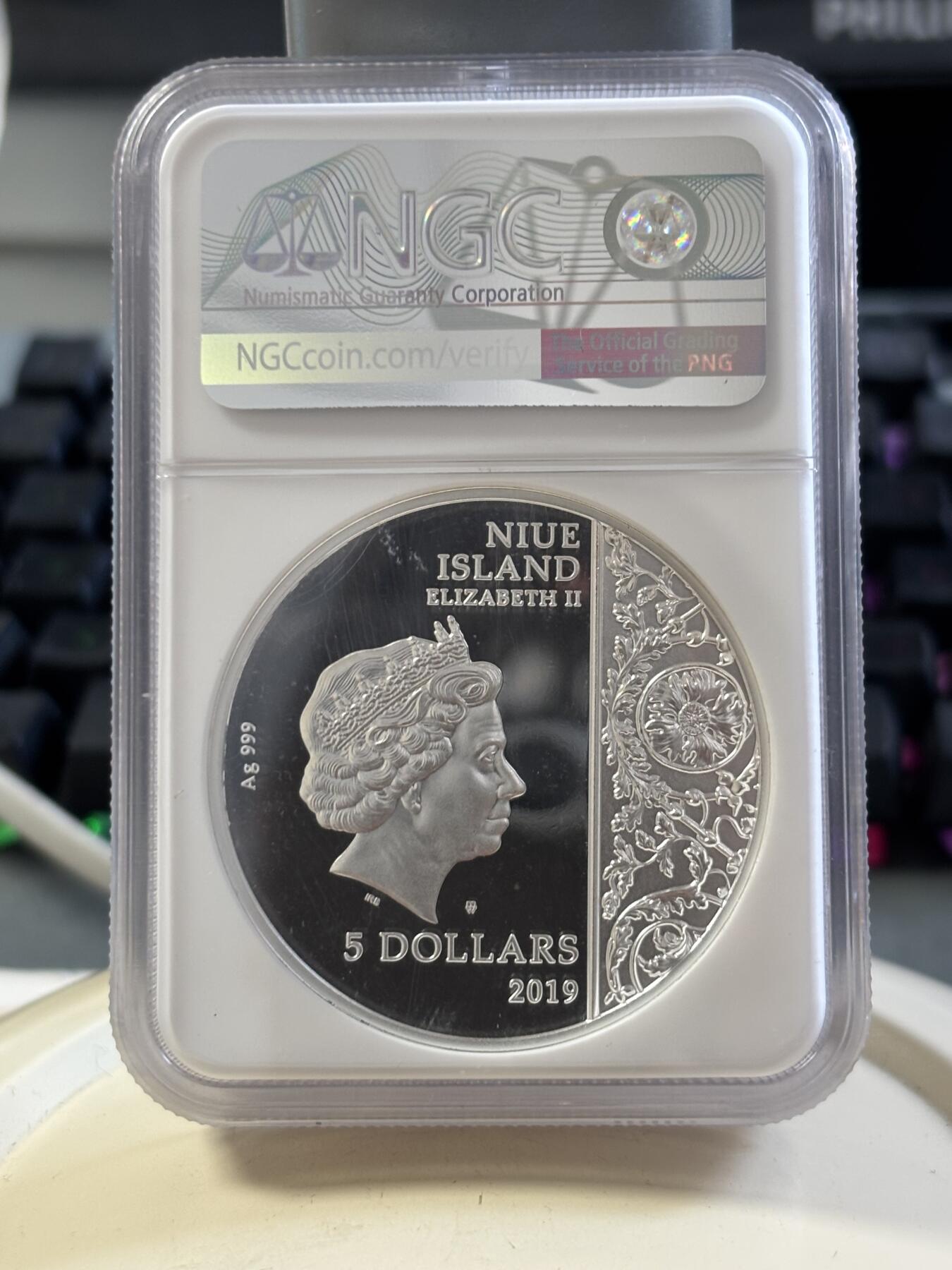 第186期拍卖 原包装盒证一体纽埃2019年雕塑《圣母怜子》超高浮雕2盎司精制银币NGC首期蓝标70分999银62.2克直径45毫米发行量999枚。