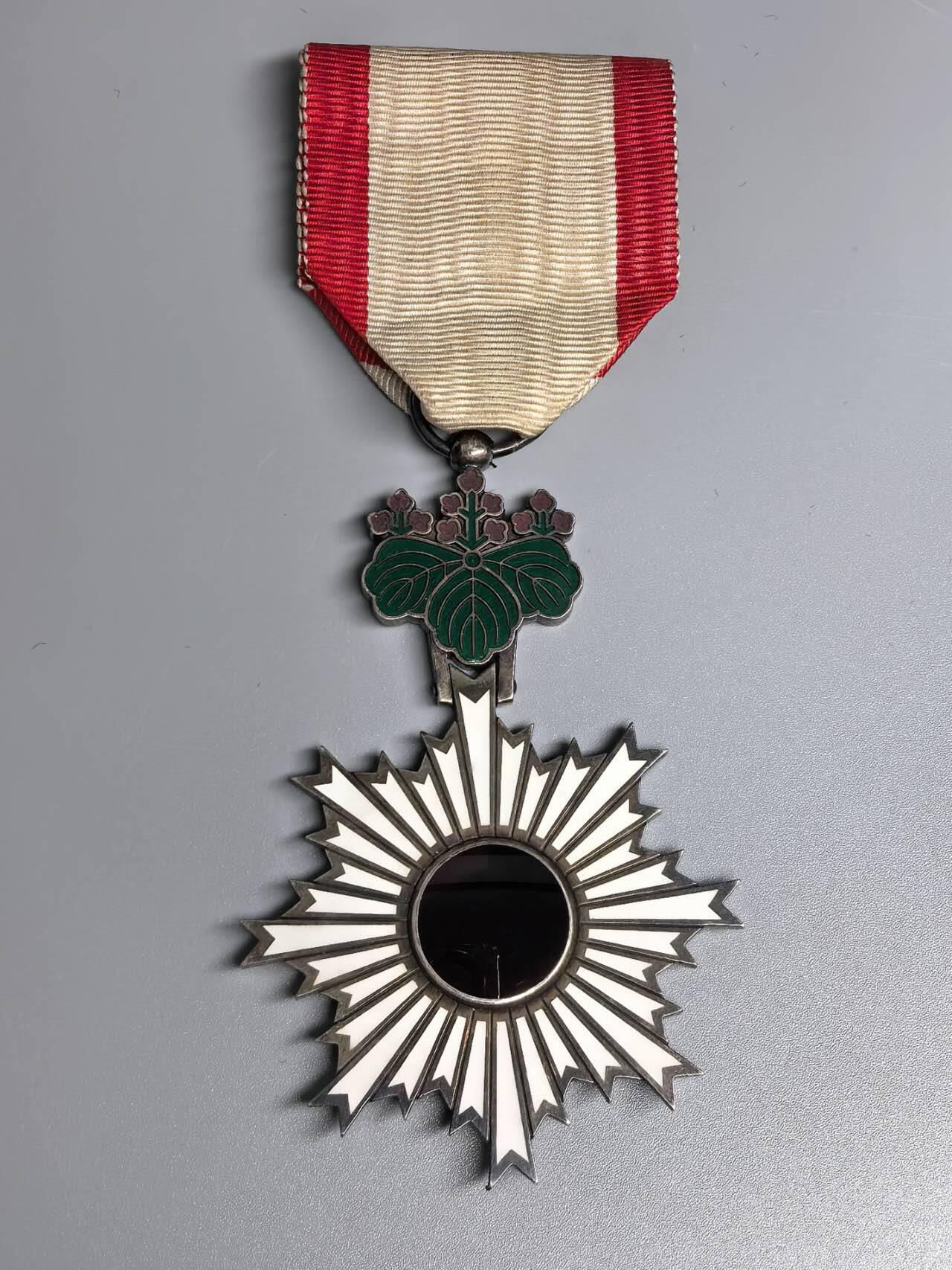 小驴勋章奖章收藏12月27日周六晚六点拍卖（珍爱和平，收藏战争，铭记历史，勿忘国耻，忠党爱国。有偿代拍，送拍规则在简介最后，参拍须阅读规则后再参拍，关系到运费包装发货时效真假辨别等关键信息，拍卖时不再发原图，看大图店主微信码在拍卖店铺介绍里） 六等旭日，银质七宝烧，桐叶花有非常微小磕碰