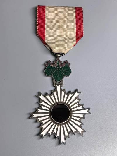 小驴勋章奖章收藏12月27日周六晚六点拍卖（珍爱和平，收藏战争，铭记历史，勿忘国耻，忠党爱国。有偿代拍，送拍规则在简介最后，参拍须阅读规则后再参拍，关系到运费包装发货时效真假辨别等关键信息，拍卖时不再发原图，看大图店主微信码在拍卖店铺介绍里） - 六等旭日，银质七宝烧，桐叶花有非常微小磕碰