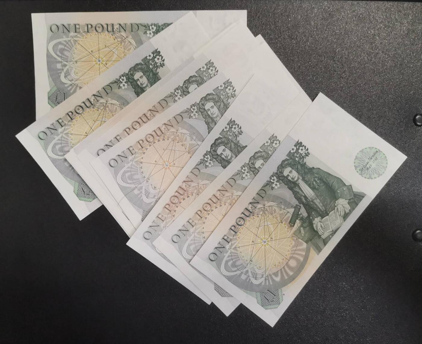 《艾美收藏》第226期-12.28周日外币精品场-蛇年收官 (11张)英国D序列1981-84年1镑UNC 零星几张有轻微荧光 Somerset签名 Pick#377b