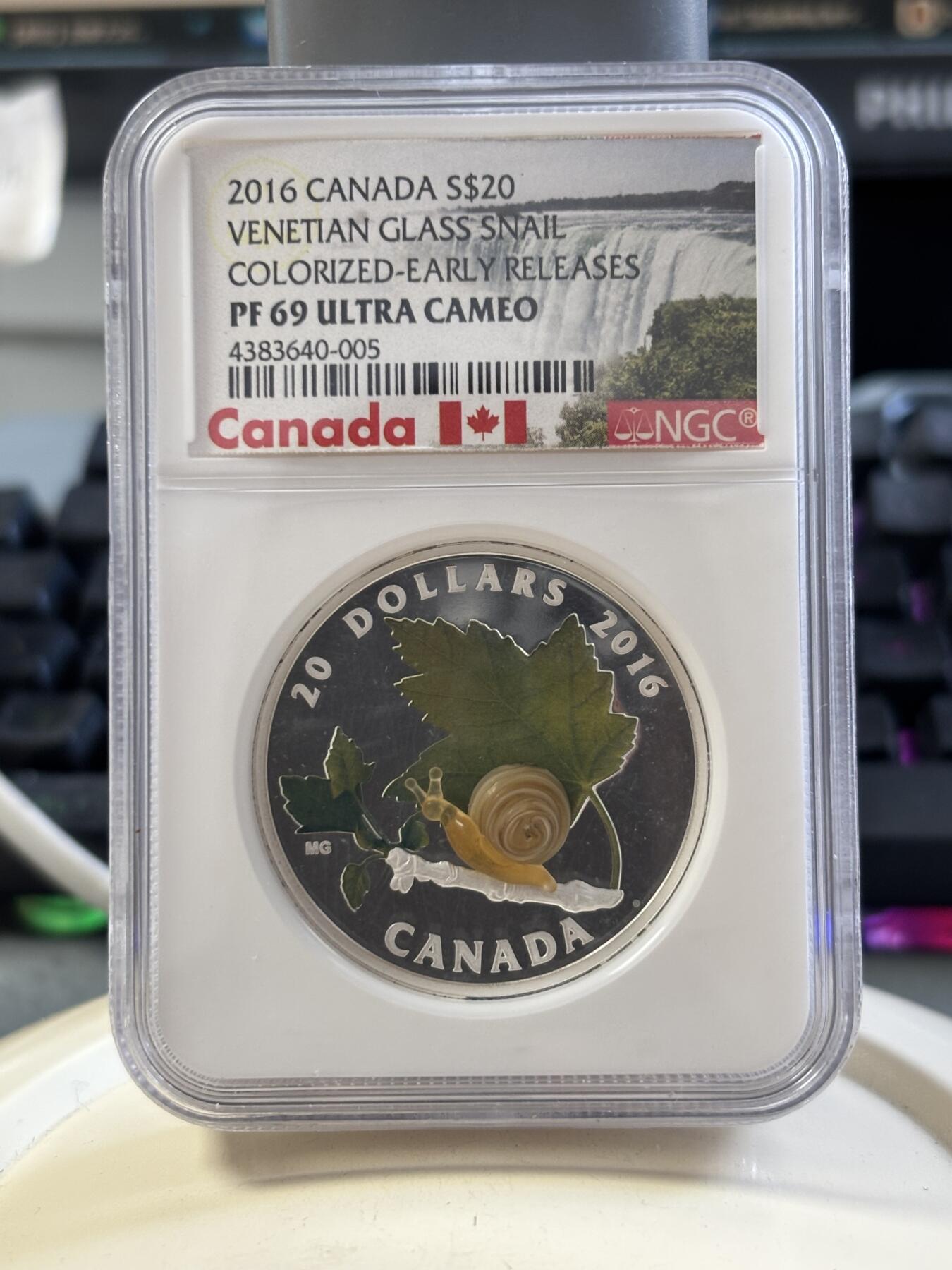 第186期拍卖 加拿大2016年镶嵌意大利威尼斯穆拉诺岛手工制作玻璃小蜗牛NGC评级彩色早期标签69分彩色精制银币9999银1盎司31.39克直径38毫米
