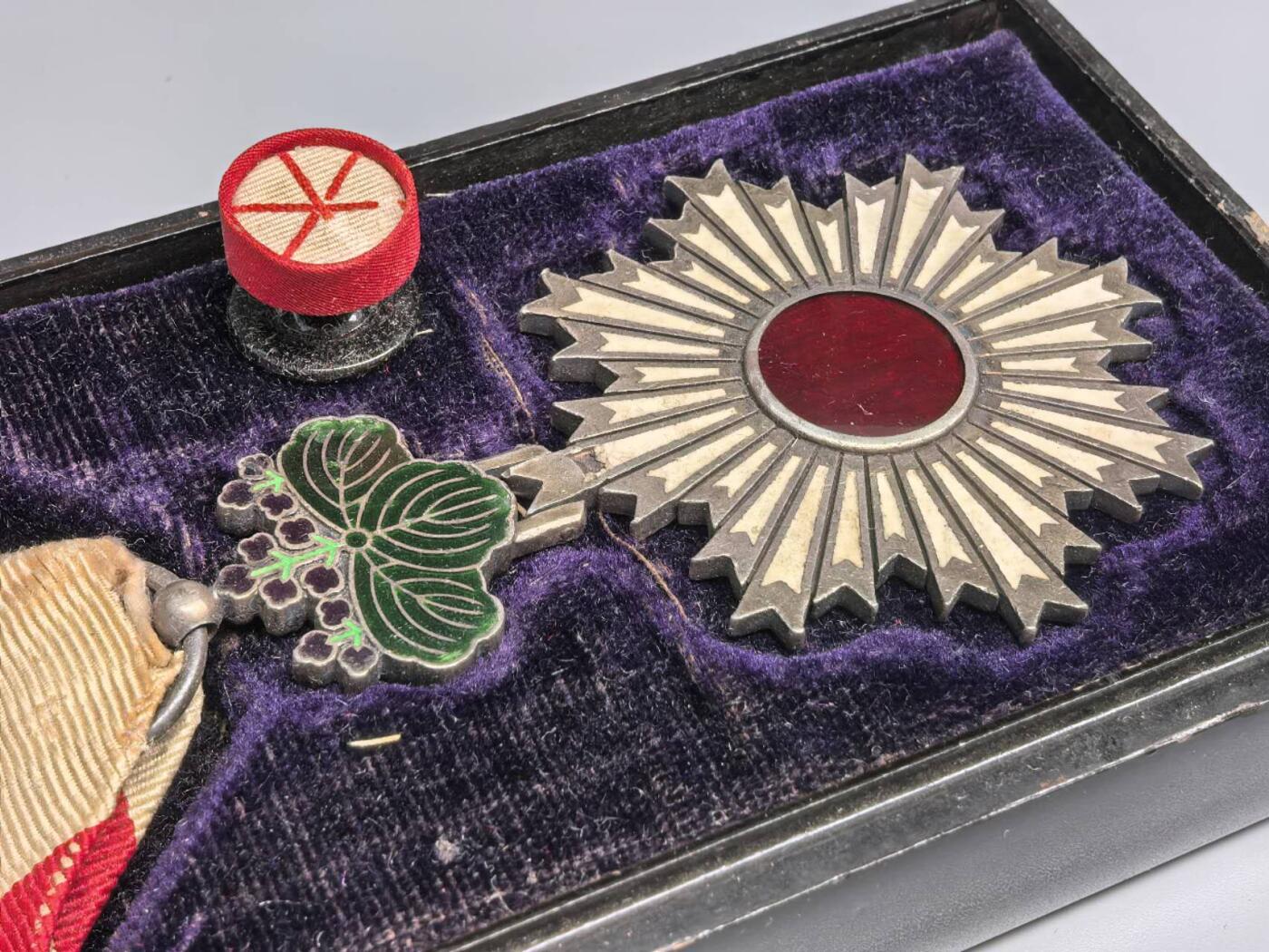 小驴勋章奖章收藏12月27日周六晚六点拍卖（珍爱和平，收藏战争，铭记历史，勿忘国耻，忠党爱国。有偿代拍，送拍规则在简介最后，参拍须阅读规则后再参拍，关系到运费包装发货时效真假辨别等关键信息，拍卖时不再发原图，看大图店主微信码在拍卖店铺介绍里） 旭日章带五等大漆盒，章上看不出镀金，没看出来五还是六等，早期纯银凹七宝烧，有些许磕碰，绶带有损、会掉渣渣