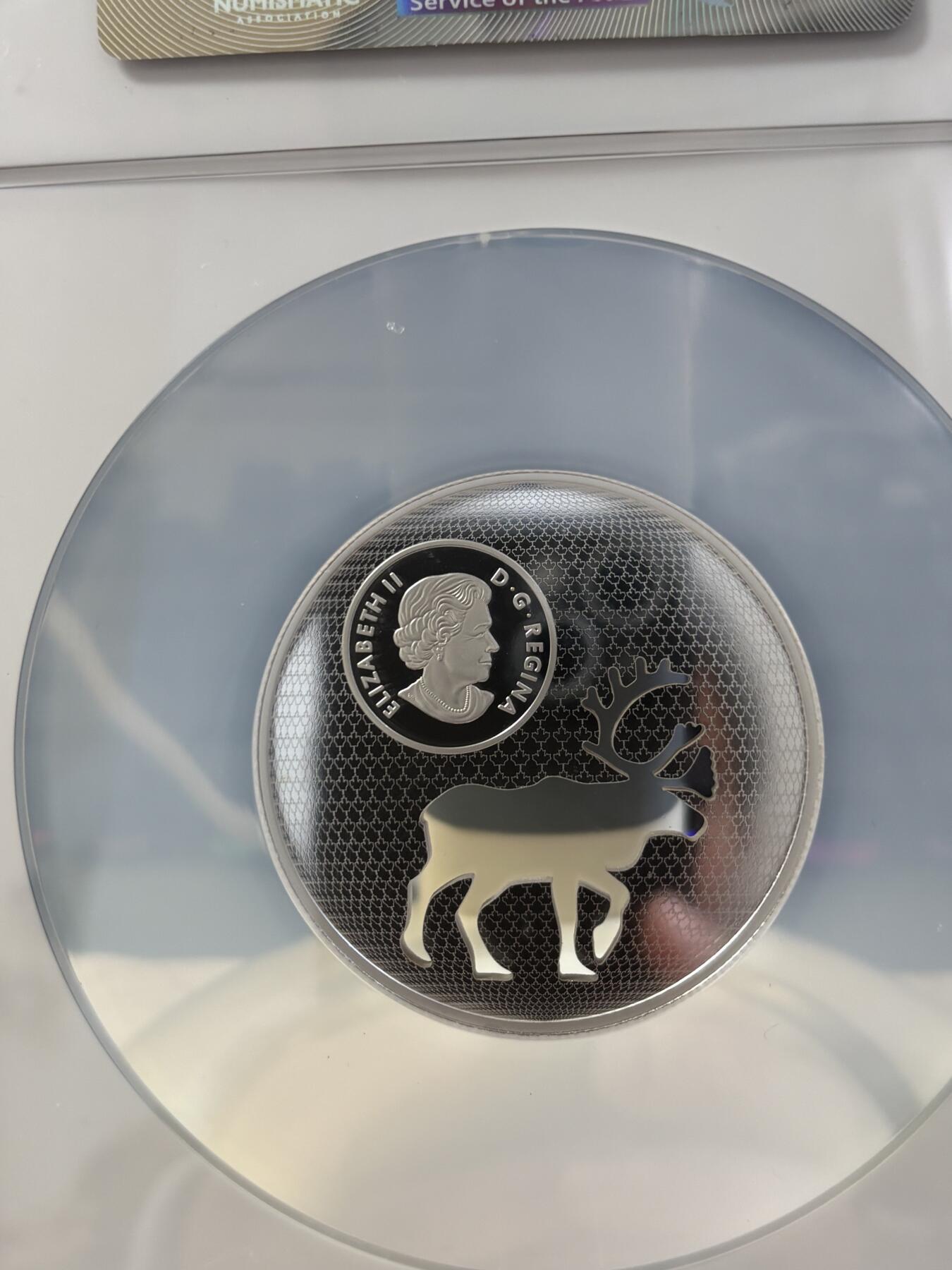 第186期拍卖 少见品种重量近2盎司加拿大2017年镂空剪影北美驯鹿NGC评级彩色早期标签69分精制银币9999银重52.88克直径54毫米