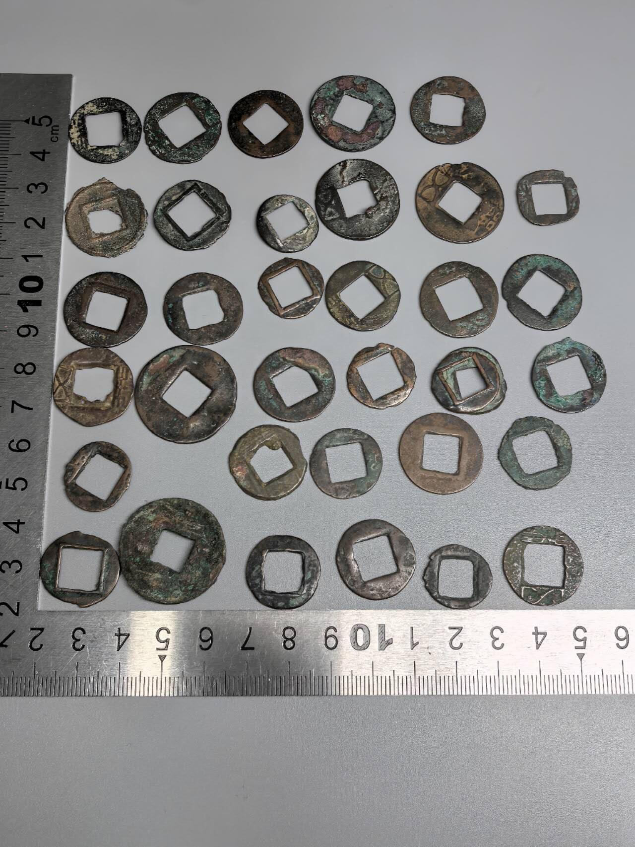 小驴勋章奖章收藏12月27日周六晚六点拍卖（珍爱和平，收藏战争，铭记历史，勿忘国耻，忠党爱国。有偿代拍，送拍规则在简介最后，参拍须阅读规则后再参拍，关系到运费包装发货时效真假辨别等关键信息，拍卖时不再发原图，看大图店主微信码在拍卖店铺介绍里） 铜钱一组