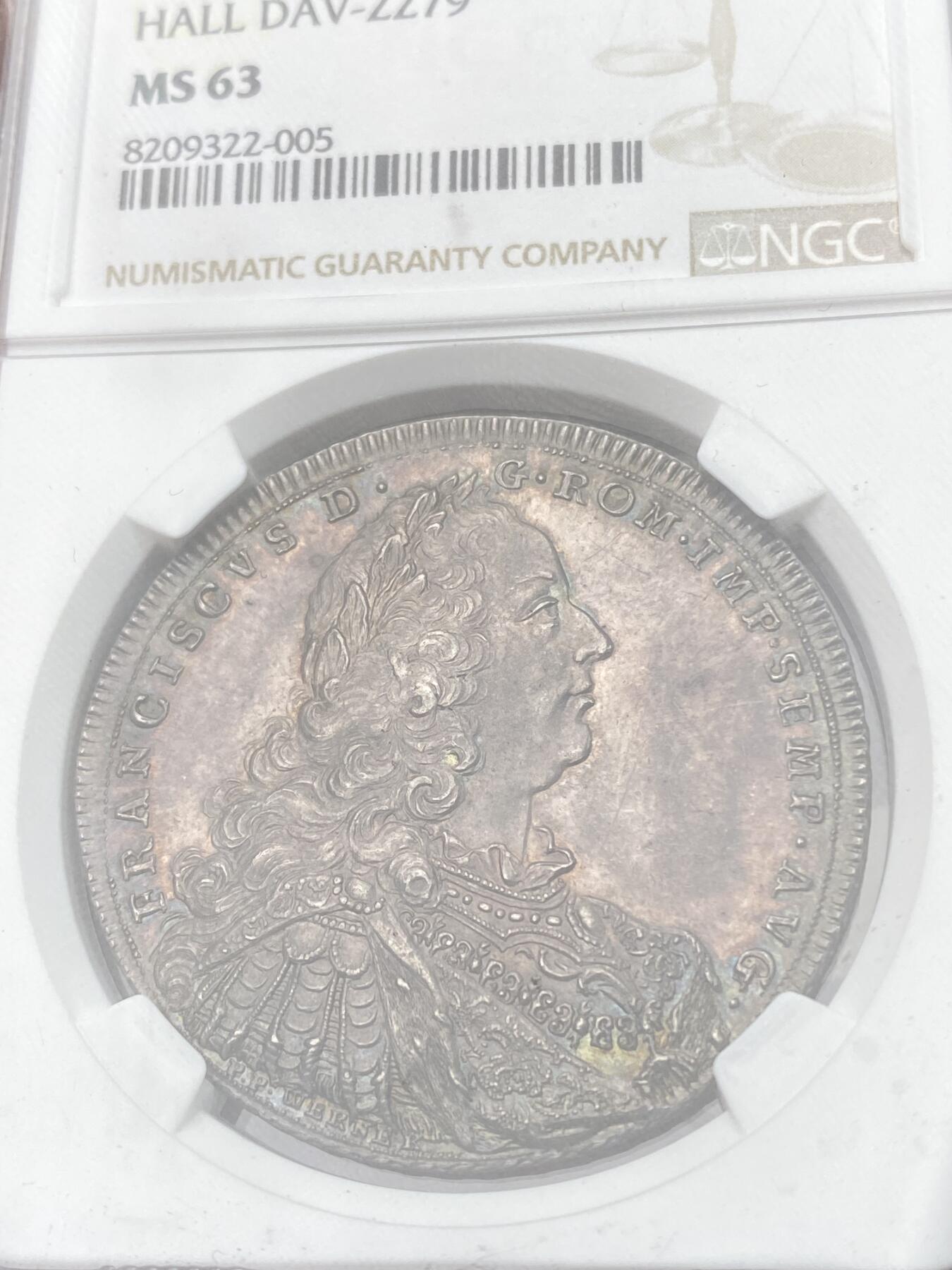 万国钱币拍卖第058期（万国新年大拍） NGC MS63 1746年神圣罗马帝国时期哈尔自由市三盾徽大泰勒 发行量仅800枚的神罗大泰勒 正面人像为时任神罗皇帝的弗朗西斯一世 同时也是玛利亚特蕾莎的丈夫 背面为设计独特的哈尔自由市三盾徽 领先于时代的顶级工艺 高浮雕质感跃然币面 光线下显现出的醇厚玫瑰色调欧陆包浆令人着迷