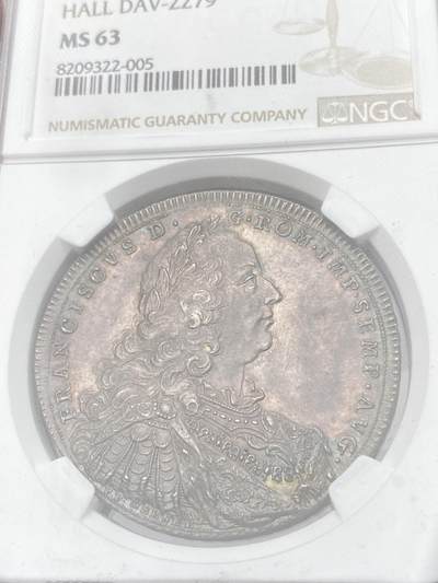 万国钱币拍卖第058期（万国新年大拍） NGC MS63 1746年神圣罗马帝国时期哈尔自由市三盾徽大泰勒 发行量仅800枚的神罗大泰勒 正面人像为时任神罗皇帝的弗朗西斯一世 同时也是玛利亚特蕾莎的丈夫 背面为设计独特的哈尔自由市三盾徽 领先于时代的顶级工艺 高浮雕质感跃然币面 光线下显现出的醇厚玫瑰色调欧陆包浆令人着迷