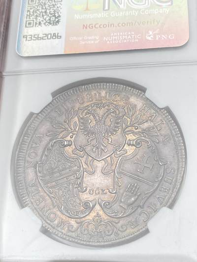 万国钱币拍卖第058期（万国新年大拍） NGC MS63 1746年神圣罗马帝国时期哈尔自由市三盾徽大泰勒 发行量仅800枚的神罗大泰勒 正面人像为时任神罗皇帝的弗朗西斯一世 同时也是玛利亚特蕾莎的丈夫 背面为设计独特的哈尔自由市三盾徽 领先于时代的顶级工艺 高浮雕质感跃然币面 光线下显现出的醇厚玫瑰色调欧陆包浆令人着迷