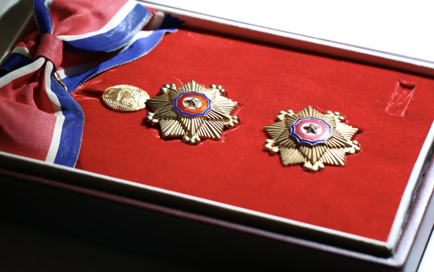 大猫徽章拍卖第285期 朝鲜🇰🇵一级国旗勋章 外授版