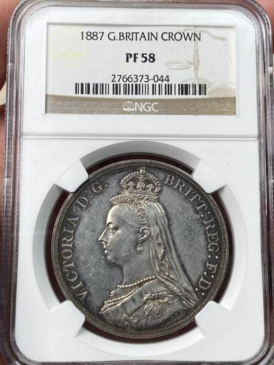 万国钱币拍卖第058期（万国新年大拍） - NGC PF58 1887英国维多利亚女王高冠马剑精制克朗 发行量仅1084枚的精制马剑 与爱七Matte和乔五木马相比依旧保留了古典时代的韵味 而精制工艺也达到了巅峰水准 环彩镜面高浮雕质感