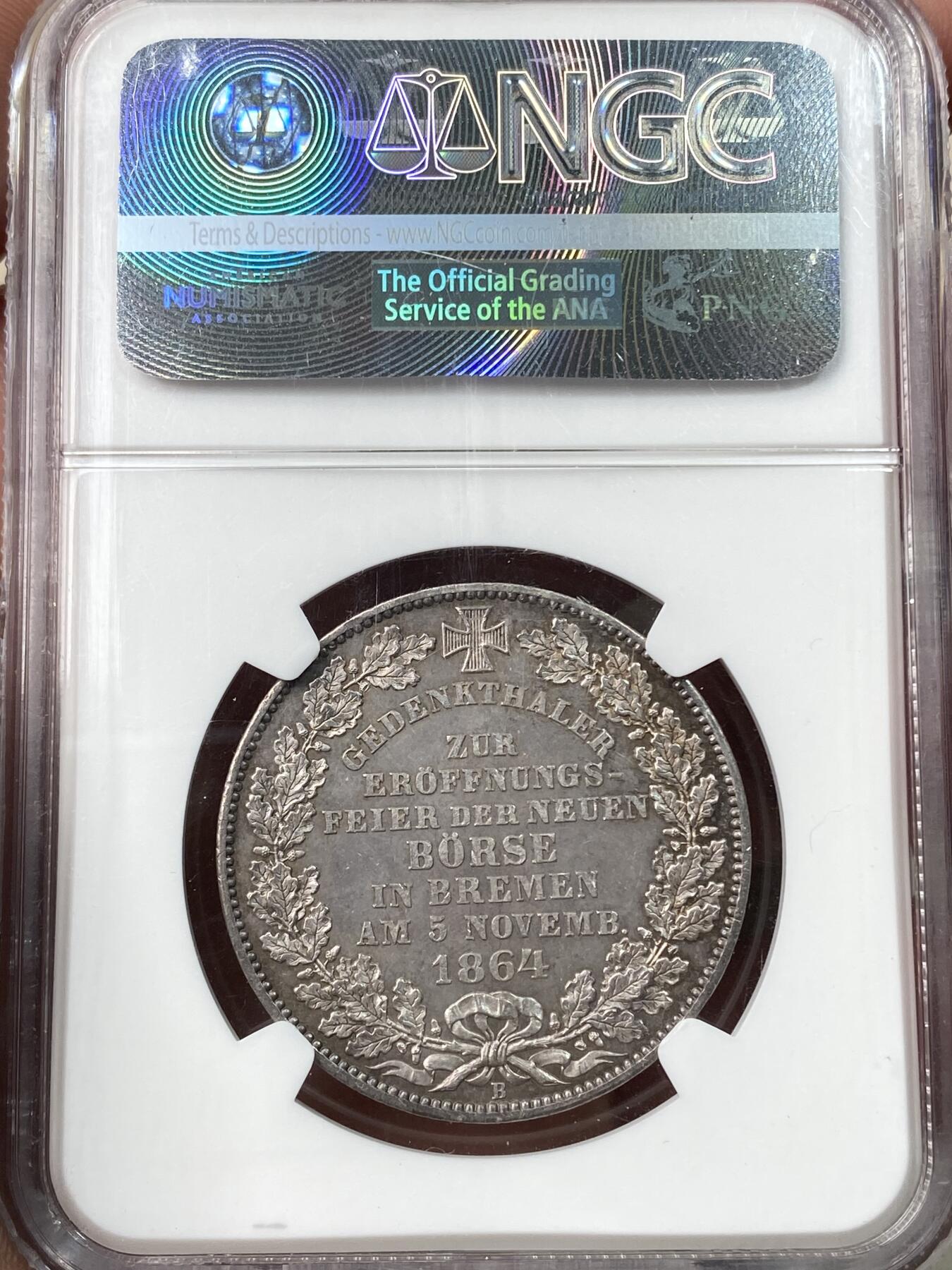 万国钱币拍卖第058期（万国新年大拍） NGC MS64 1864年不莱梅证券交易所泰勒 不莱梅自由市名誉品种 汉诺威造币厂精工之作 为庆祝不莱梅交易所的成立而发行 发行量仅5000枚 高分越来越难的品种 优雅淡彩状态舒适 不莱梅市徽上方刊德文“上帝保佑贸易与航运”这座美丽的新哥特风格建筑在1943年毁于战火 庆幸的是还能在此币上欣赏她的美丽