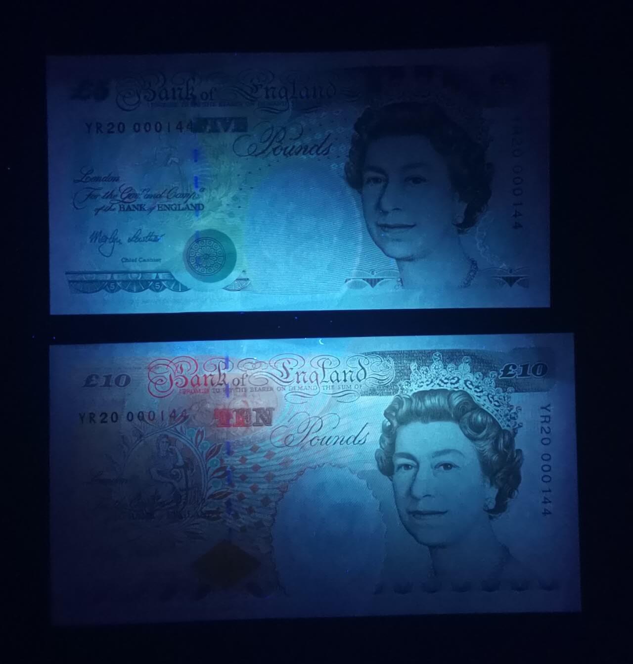 《艾美收藏》第226期-12.28周日外币精品场-蛇年收官 (2张纪念冠全同)英国E序列初版2000年少见YR纪念冠5&10镑UNC全同百位144号UNC