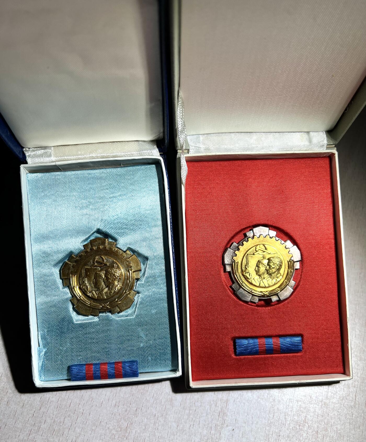 大猫徽章拍卖第285期 南斯拉夫二级三级劳动勋章一组 原盒