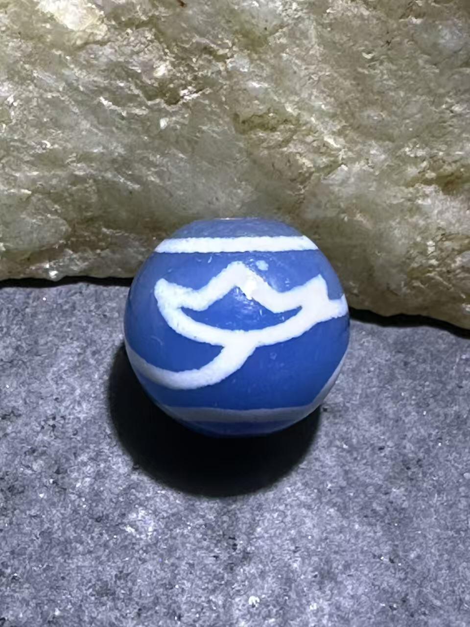 仅此一颗，精美藏传蓝玉髓水莲花天珠一颗，。