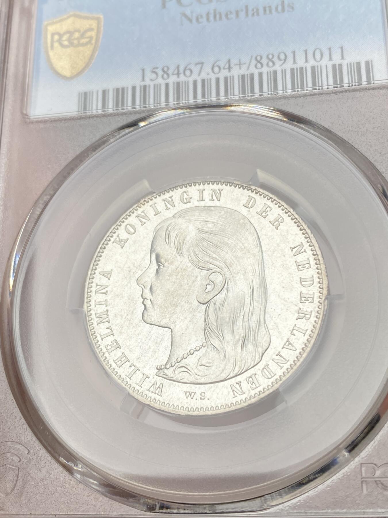 万国钱币拍卖第058期（万国新年大拍） PCGS MS64+ 1892年荷兰威廉明娜女王少女头像一盾银币 人见人爱的小萝莉。车轮霜光，打制极佳。底板类镜面质感，优异状态无愧一个加号，BU级别越来越难碰到了。瑞士拍卖NGSA刚拍的一枚66分到手约合RMB九万元。大热门品种，潜力十足，自藏级佳品。
