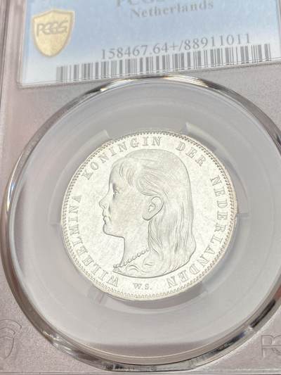万国钱币拍卖第058期（万国新年大拍） PCGS MS64+ 1892年荷兰威廉明娜女王少女头像一盾银币 人见人爱的小萝莉。车轮霜光，打制极佳。底板类镜面质感，优异状态无愧一个加号，BU级别越来越难碰到了。瑞士拍卖NGSA刚拍的一枚66分到手约合RMB九万元。大热门品种，潜力十足，自藏级佳品。