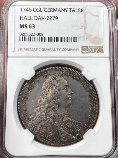 万国钱币拍卖第058期（万国新年大拍） NGC MS63 1746年神圣罗马帝国时期哈尔自由市三盾徽大泰勒 发行量仅800枚的神罗大泰勒 正面人像为时任神罗皇帝的弗朗西斯一世 同时也是玛利亚特蕾莎的丈夫 背面为设计独特的哈尔自由市三盾徽 领先于时代的顶级工艺 高浮雕质感跃然币面 光线下显现出的醇厚玫瑰色调欧陆包浆令人着迷