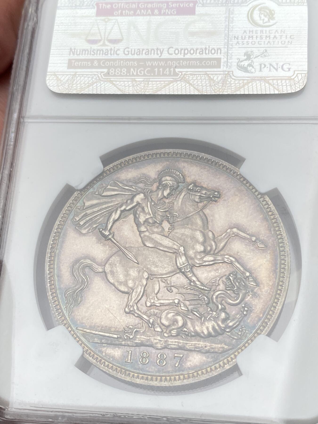 万国钱币拍卖第058期（万国新年大拍） NGC PF58 1887英国维多利亚女王高冠马剑精制克朗 发行量仅1084枚的精制马剑 与爱七Matte和乔五木马相比依旧保留了古典时代的韵味 而精制工艺也达到了巅峰水准 环彩镜面高浮雕质感