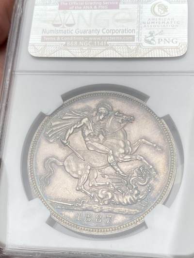 万国钱币拍卖第058期（万国新年大拍） NGC PF58 1887英国维多利亚女王高冠马剑精制克朗 发行量仅1084枚的精制马剑 与爱七Matte和乔五木马相比依旧保留了古典时代的韵味 而精制工艺也达到了巅峰水准 环彩镜面高浮雕质感