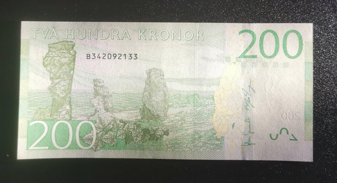 《艾美收藏》第226期-12.28周日外币精品场-蛇年收官 瑞典2015年200克朗UNC-右上角有一处小黄点 电影戏剧以及歌剧导演英格玛·柏格曼