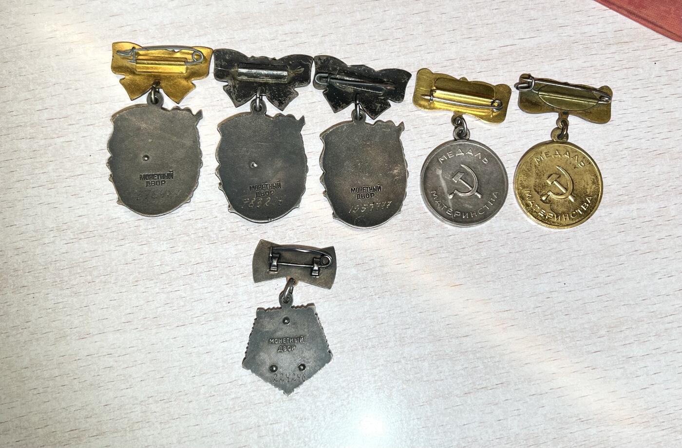 大猫徽章拍卖第285期 苏联英雄母亲一套 带证 母亲金星奖章上面金星换成银鎏金