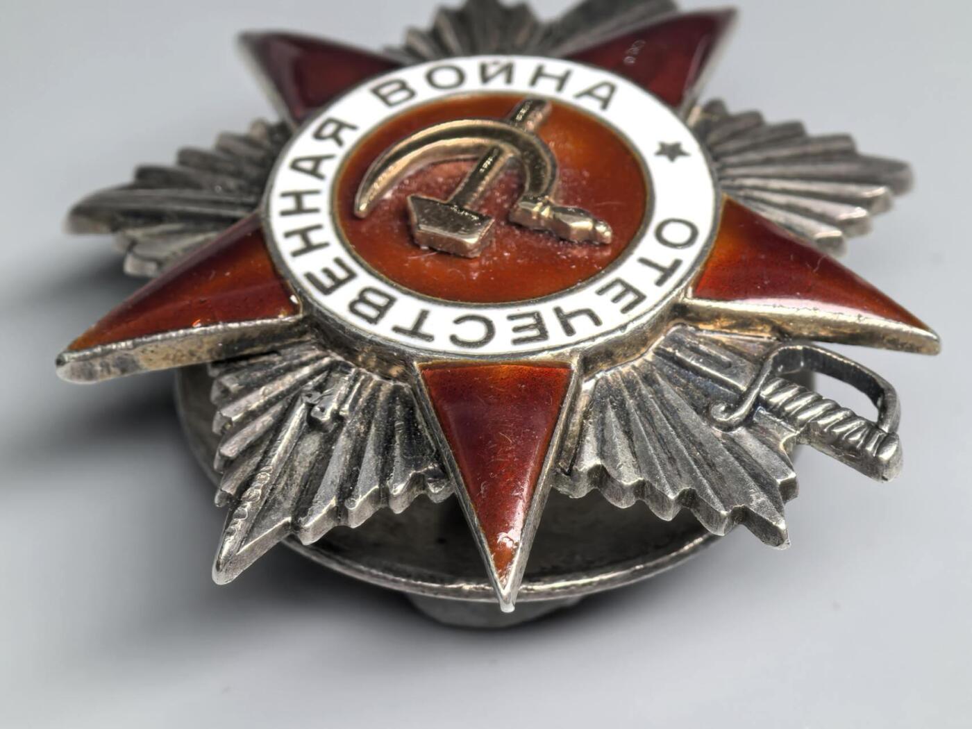 小驴勋章奖章收藏12月27日周六晚六点拍卖（珍爱和平，收藏战争，铭记历史，勿忘国耻，忠党爱国。有偿代拍，送拍规则在简介最后，参拍须阅读规则后再参拍，关系到运费包装发货时效真假辨别等关键信息，拍卖时不再发原图，看大图店主微信码在拍卖店铺介绍里） 苏联二级卫国勋章6万号，银质珐琅，珐琅3点、5点方向珐琅有修补，背面有修