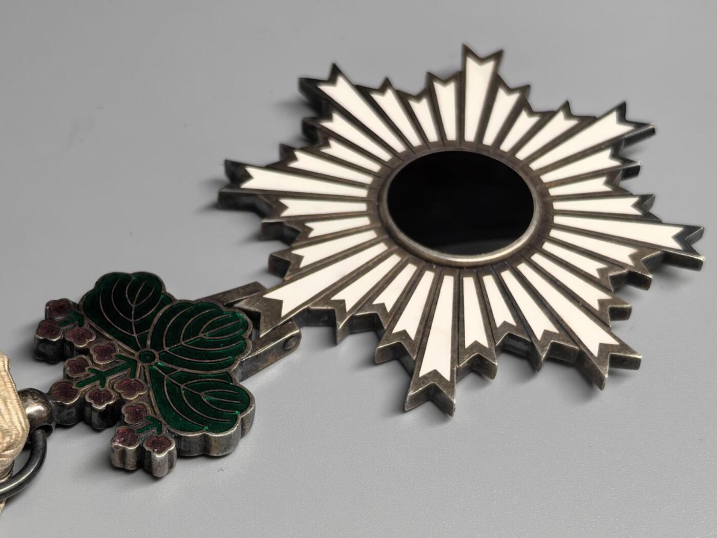 小驴勋章奖章收藏12月27日周六晚六点拍卖（珍爱和平，收藏战争，铭记历史，勿忘国耻，忠党爱国。有偿代拍，送拍规则在简介最后，参拍须阅读规则后再参拍，关系到运费包装发货时效真假辨别等关键信息，拍卖时不再发原图，看大图店主微信码在拍卖店铺介绍里） 六等旭日，银质七宝烧，桐叶花有非常微小磕碰