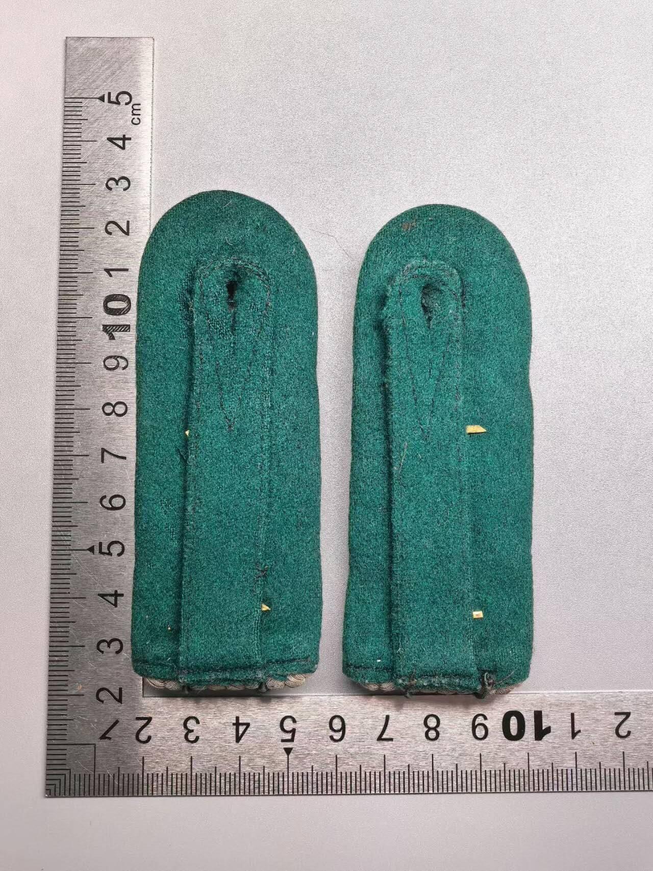 小驴勋章奖章收藏12月27日周六晚六点拍卖（珍爱和平，收藏战争，铭记历史，勿忘国耻，忠党爱国。有偿代拍，送拍规则在简介最后，参拍须阅读规则后再参拍，关系到运费包装发货时效真假辨别等关键信息，拍卖时不再发原图，看大图店主微信码在拍卖店铺介绍里） 德3陆军文职上尉肩章一对，好品