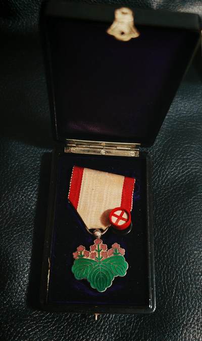 时顺第二十八拍 - 铭记历史 珍爱和平  日本七等青叶奖章，盒略全，银制珐琅，战时银字。