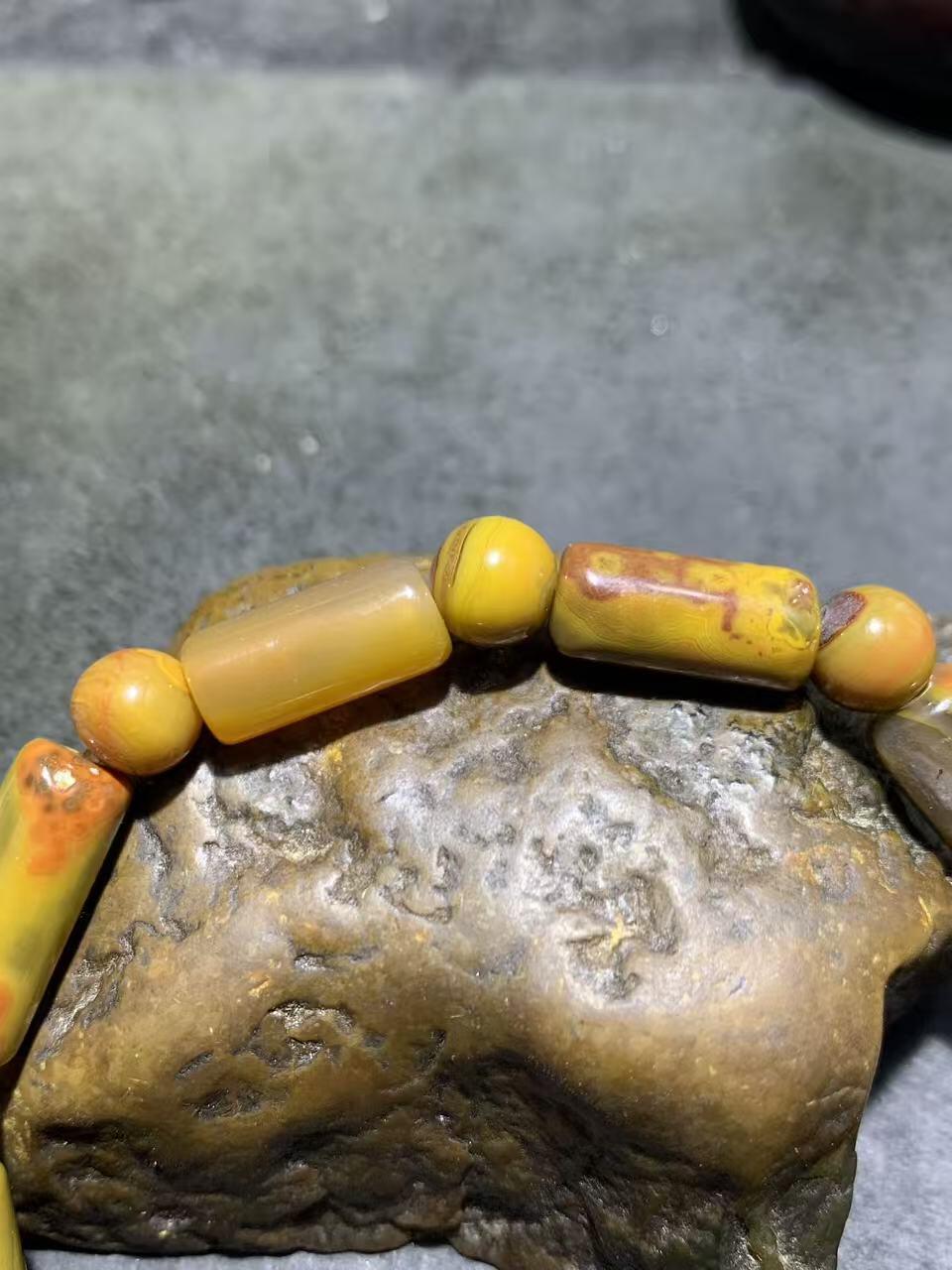 精美战国红玛瑙手串一条。