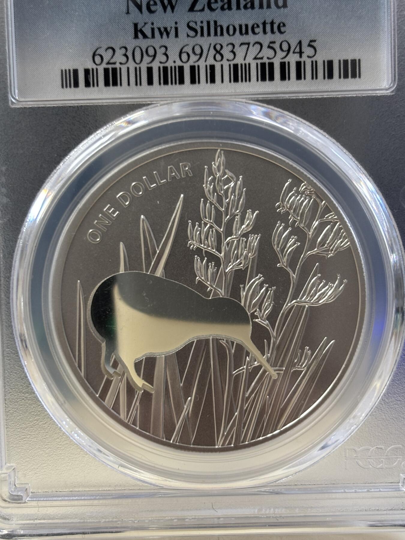 第186期拍卖 带证书1盎司新西兰2015年国鸟鷸鸵几维鸟PCGS69分激光切割镂空精制银币999银31.15克直径40毫米发行量2000枚