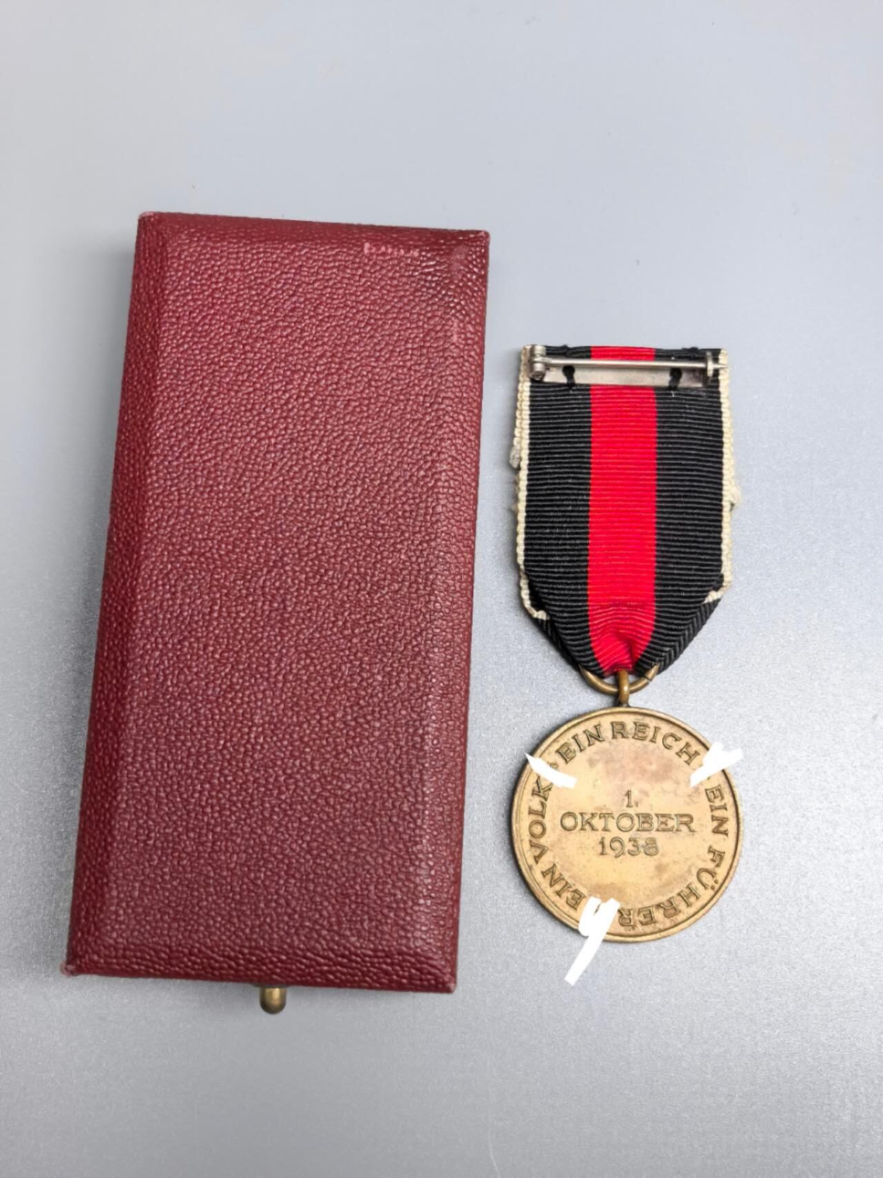 小驴勋章奖章收藏12月27日周六晚六点拍卖（珍爱和平，收藏战争，铭记历史，勿忘国耻，忠党爱国。有偿代拍，送拍规则在简介最后，参拍须阅读规则后再参拍，关系到运费包装发货时效真假辨别等关键信息，拍卖时不再发原图，看大图店主微信码在拍卖店铺介绍里） 得三苏台德回归奖章带布拉格勋饰条带盒