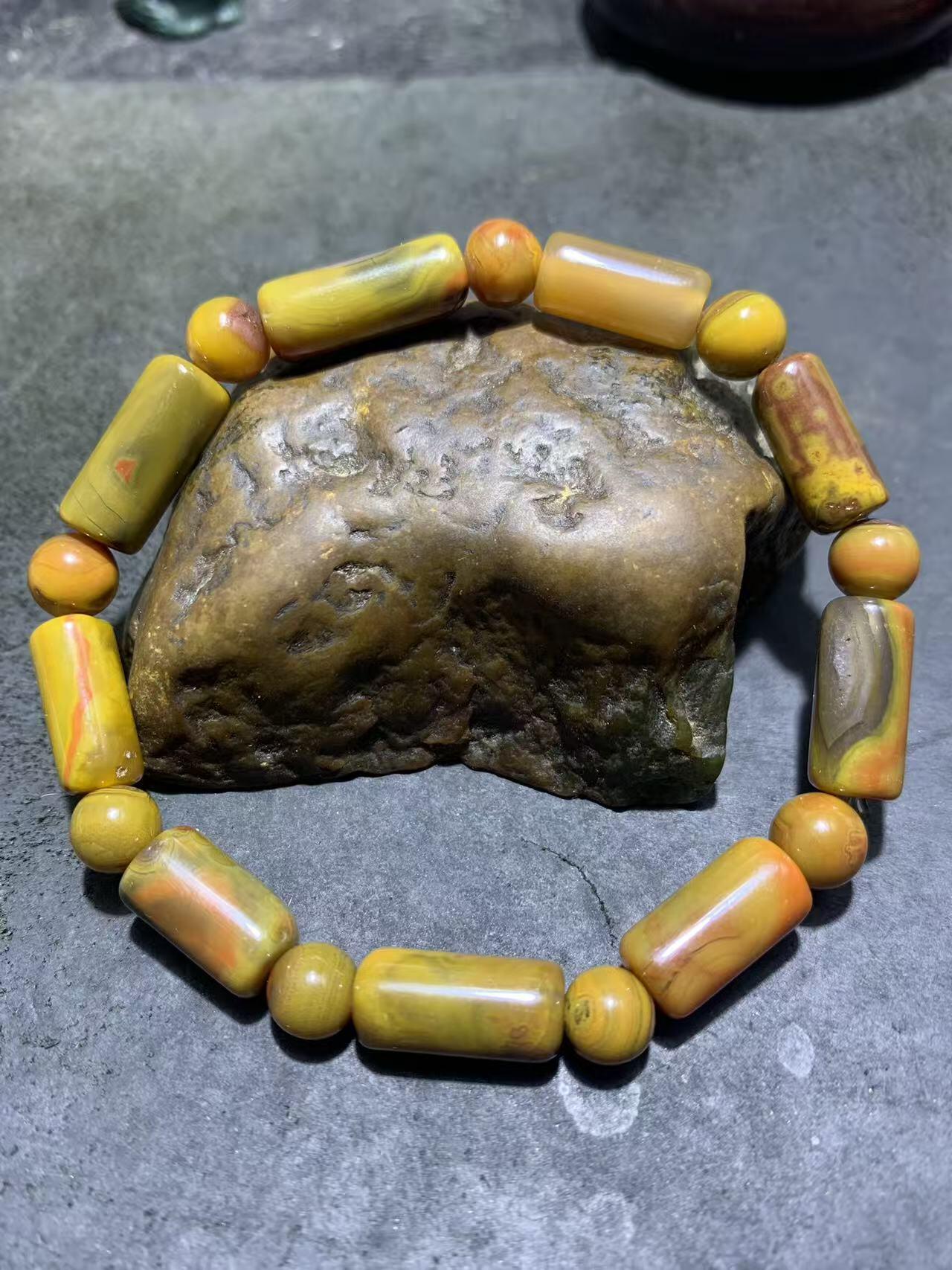 精美战国红玛瑙手串一条。