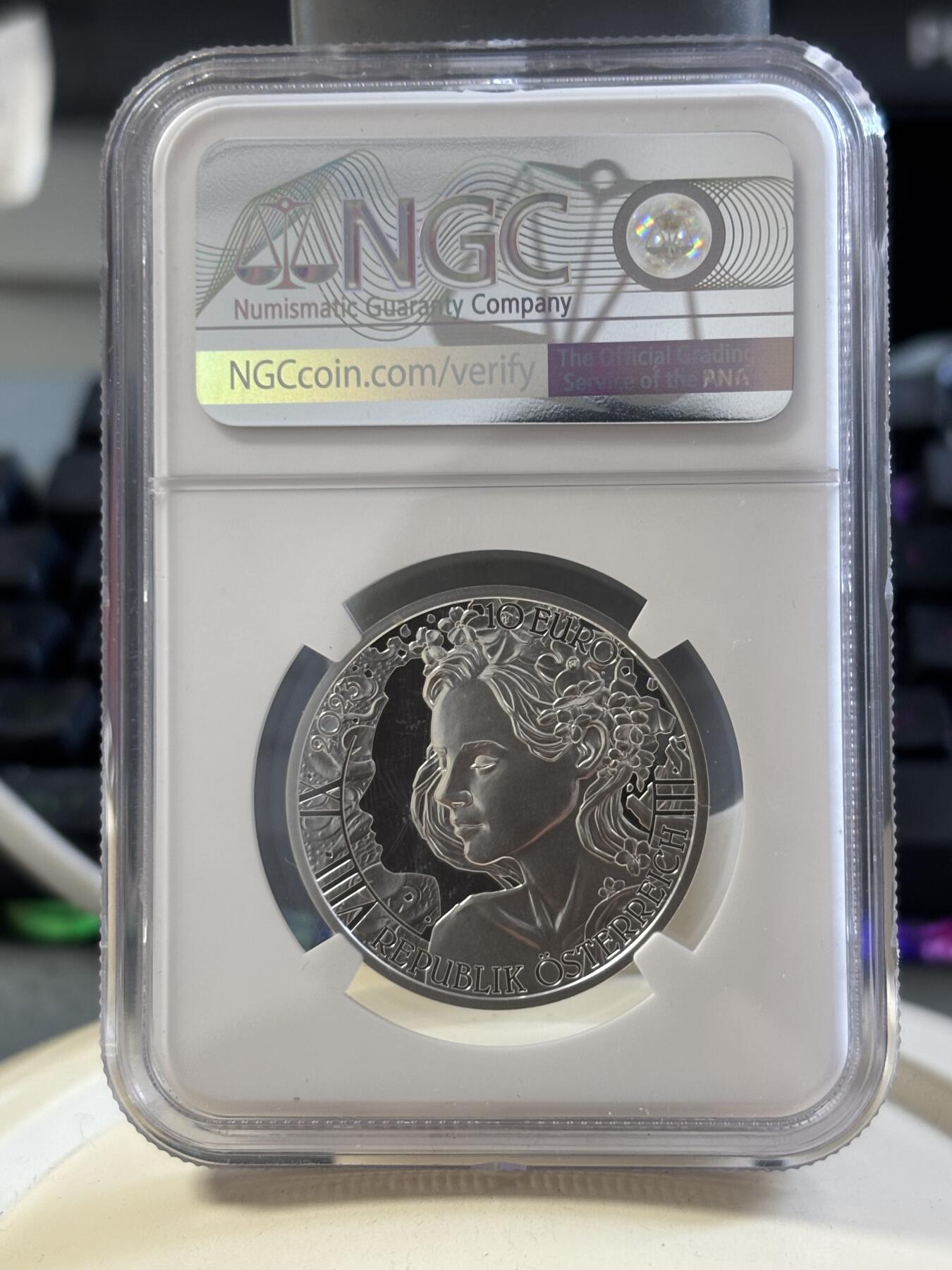 第186期拍卖 盒证齐全奥地利2023年花语系列勿忘我NGC评级首期蓝标70分彩色精制纪念银币